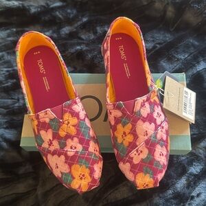 NWT- TOMS Alpargata Size 8.5